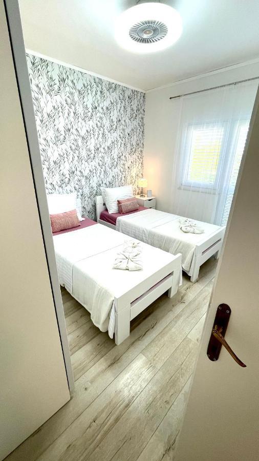 Apartment For 6 + Free Parking Place Zadar