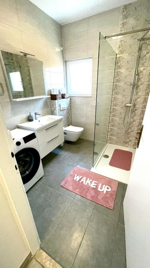 Apartment For 6 + Free Parking Place Zadar